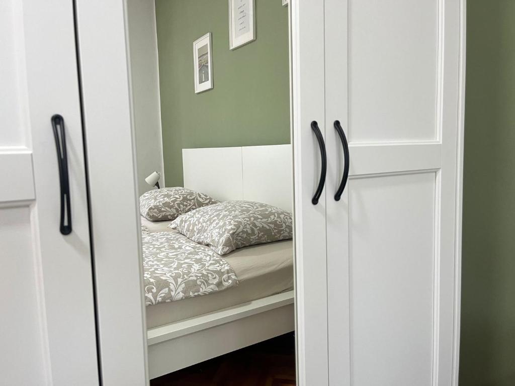 Mala Subotica的住宿－Apartman Mara，卧室配有白色橱柜和1张床。