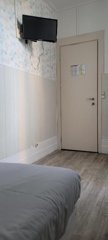 Hotel Central Anzac - Tweepersoonskamer Met Gedeelde Badkamer En Toilet