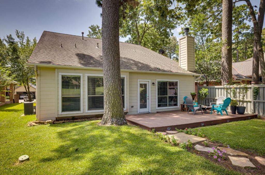 una casa con patio y un árbol en el patio en Pet-Friendly Montgomery Retreat with Community Pool! en Montgomery