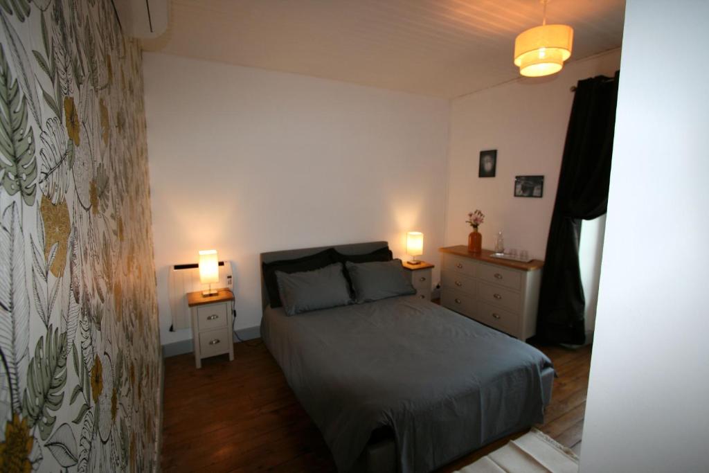 1 dormitorio con 1 cama y 2 mesitas de noche en Ici cool une rivière en Saint-Pierre-de-Côle