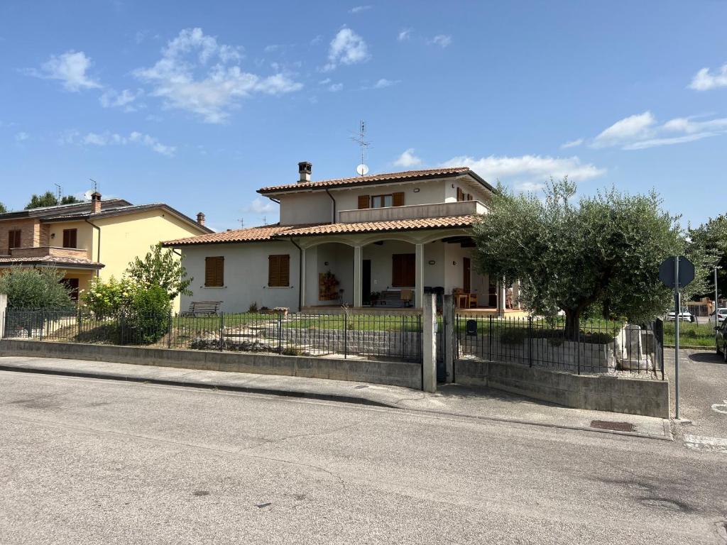 ein Haus am Straßenrand in der Unterkunft Assisi il Panorama in Petrignano