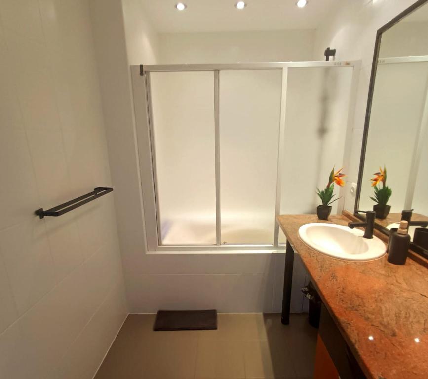 a bathroom with a sink and a window at Ana 2 Duży przestronny apartament z 2 balkonami Wi-Fi Netflix Idealny dla rodzin z dziećmi in Gorzów Wielkopolski