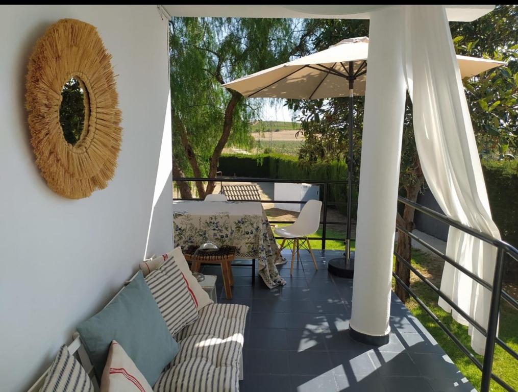 巴達霍斯的住宿－La Zagala，一个带桌子和遮阳伞的庭院