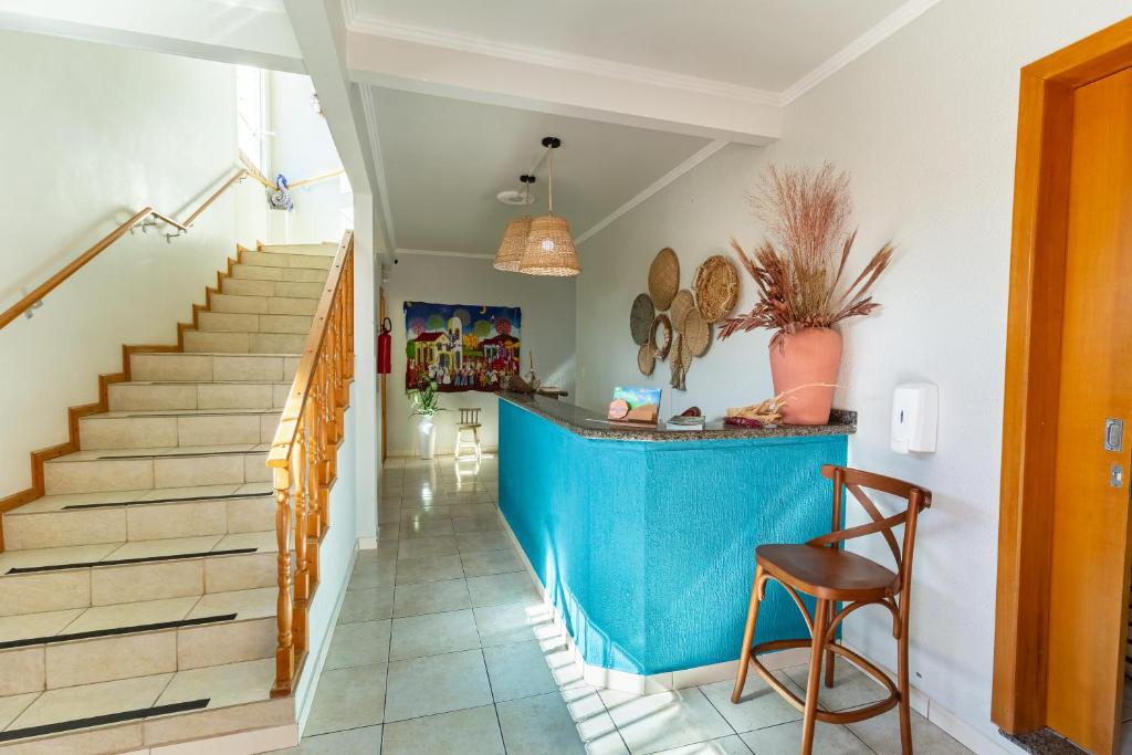un mostrador azul en un pasillo con escaleras en Conves suites, en Penha