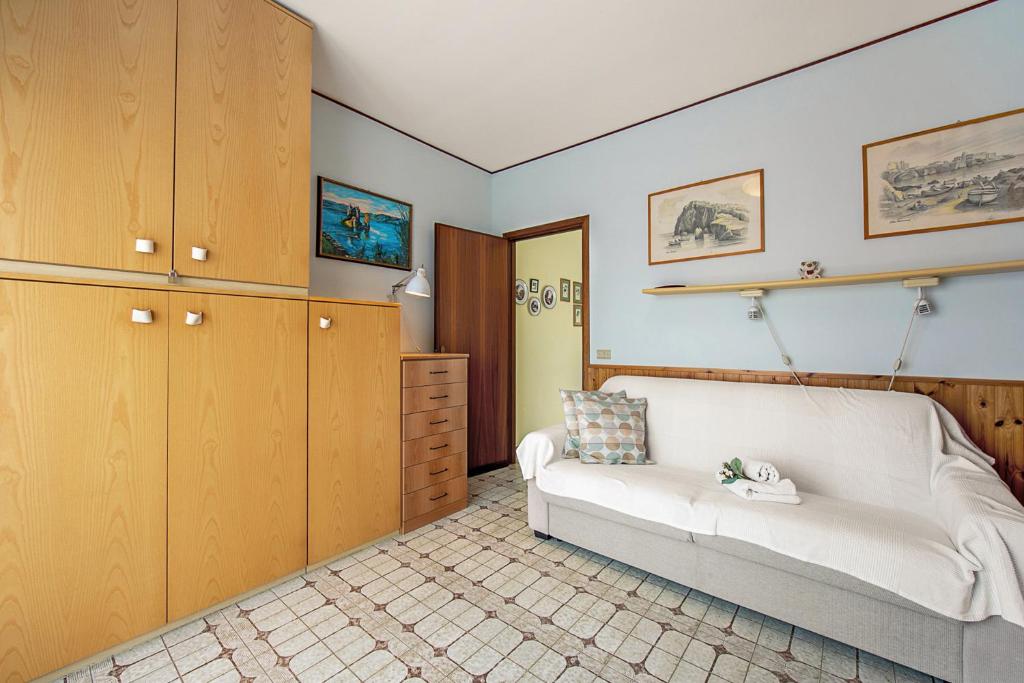 Posteľ alebo postele v izbe v ubytovaní Edera With Balcony Few Steps From Sea - Happy Rentals