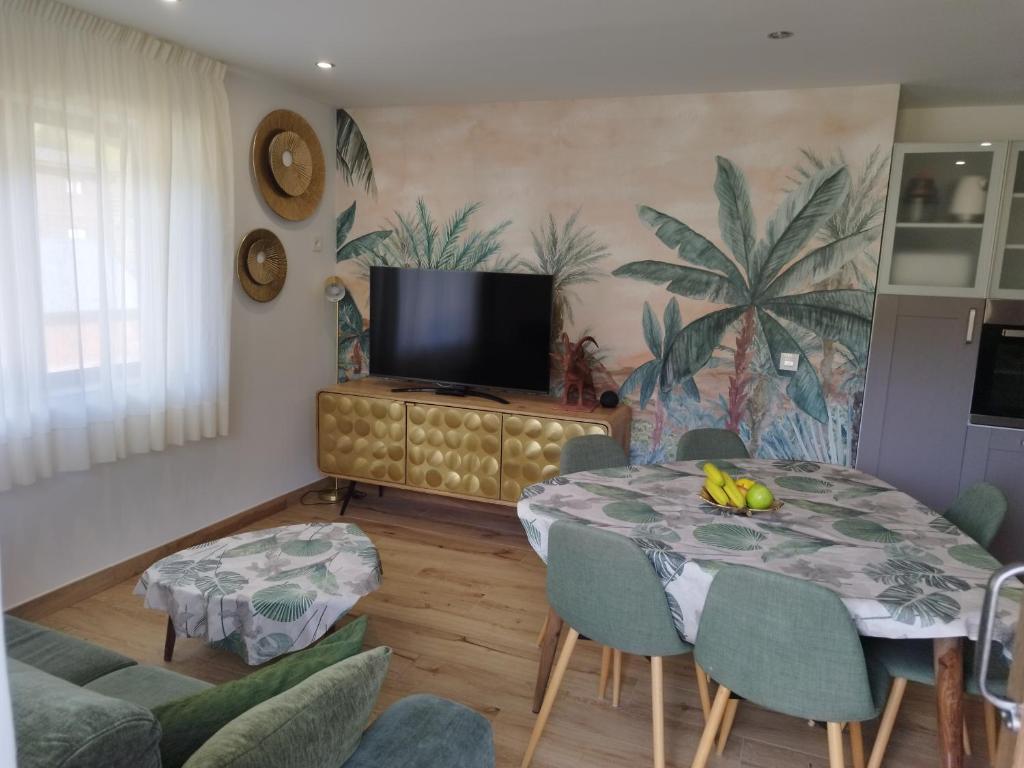 TV a/nebo společenská místnost v ubytování Apartamento Valle de Incles Orenetes WiFi Y PARKING Gratuito