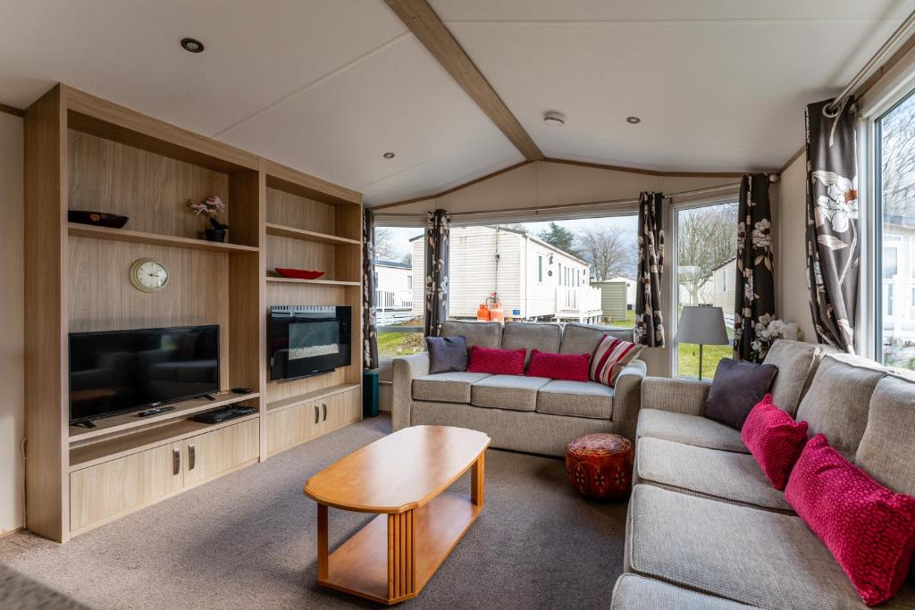 Een zitgedeelte bij Pass the Keys Wilksworth - Lovely 2 bedroom caravan in a perfect location
