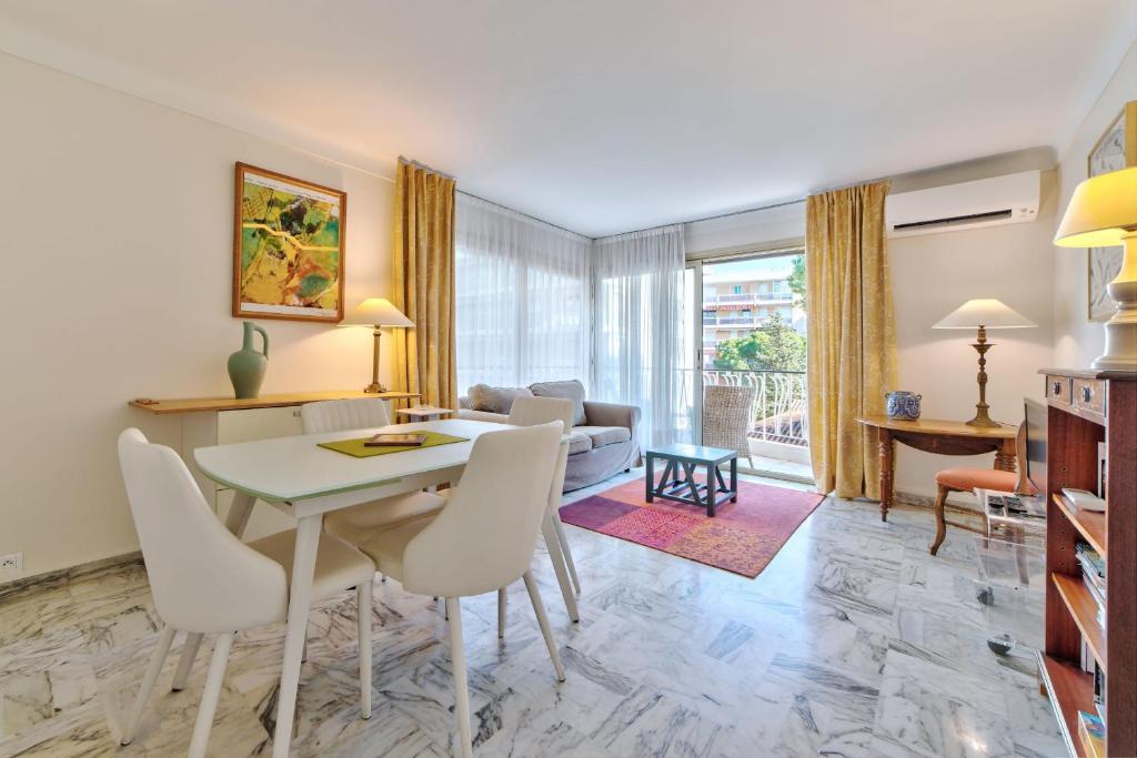 un salon avec une table et des chaises dans l'établissement Appartement le San Francisco bright and calm 3 bedroom flat, à Cannes