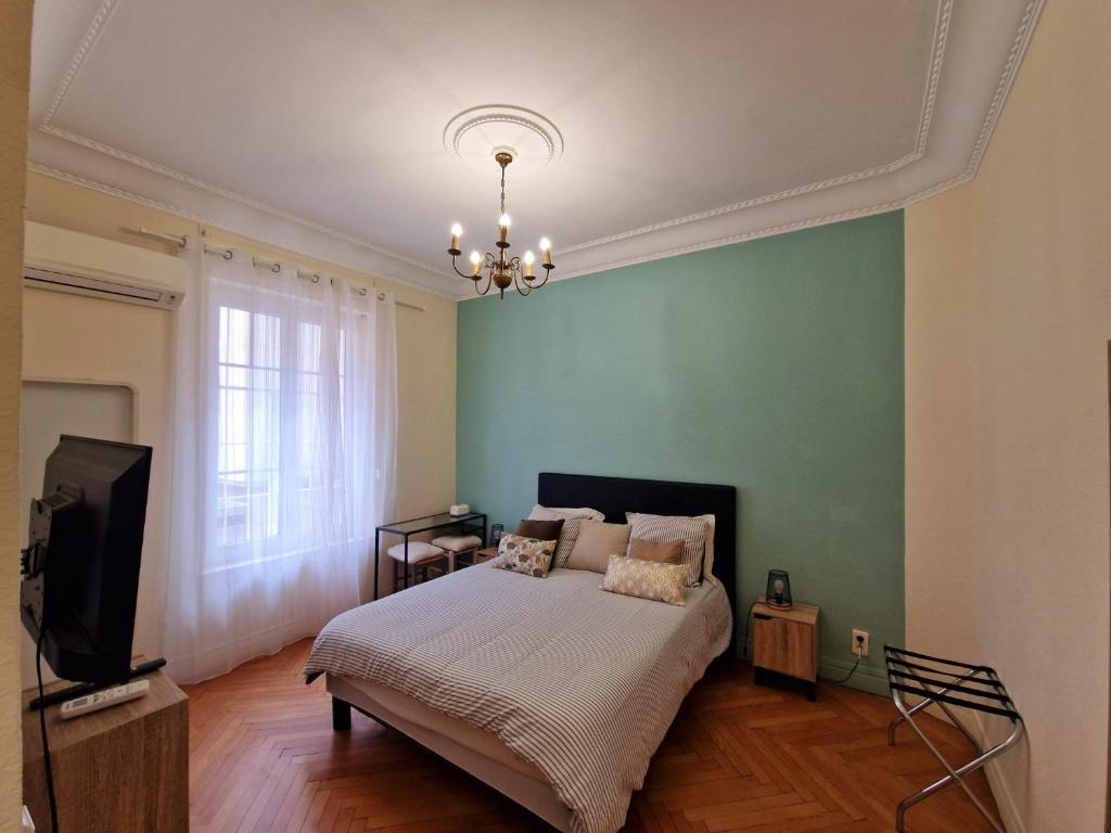 une chambre avec un lit et une télévision à écran plat dans l'établissement Rivoli SeaSide Apartment, à Nice