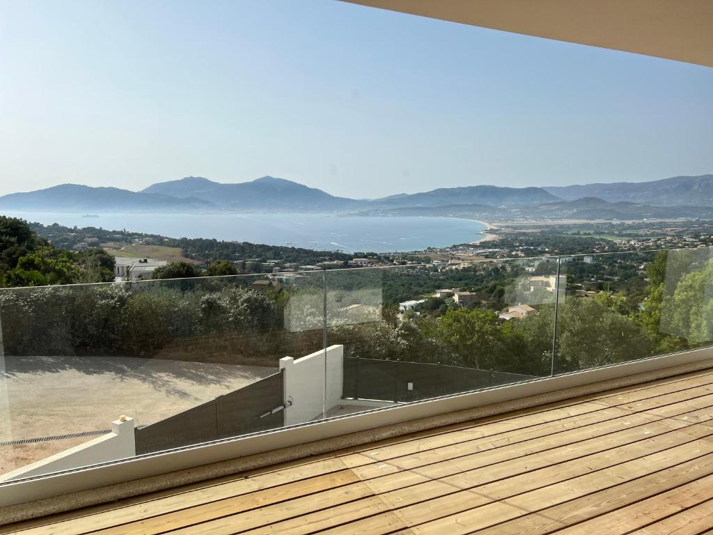 aus einem Haus mit Meerblick in der Unterkunft LOCA VACANCES in Porticcio