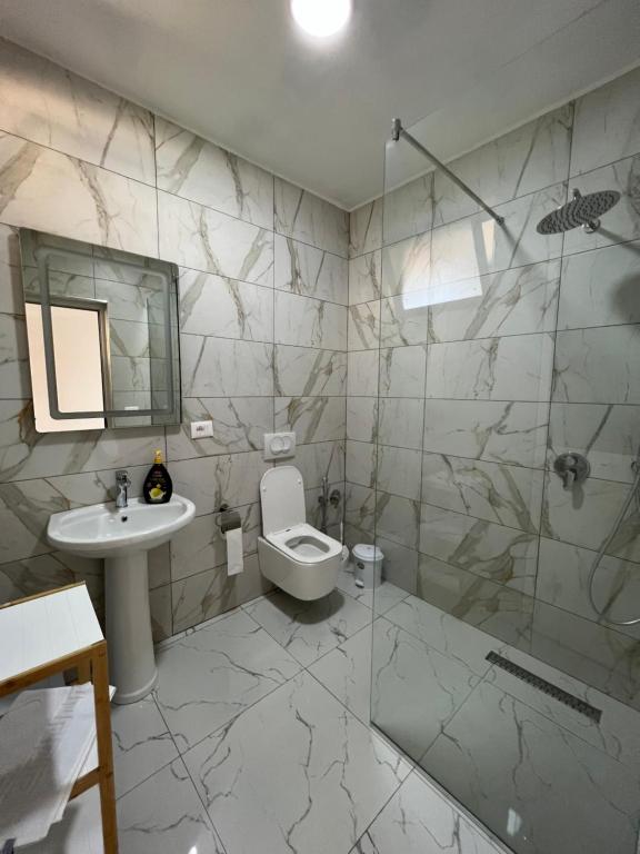 Koupelna v ubytování Restorant Hotel Xheni