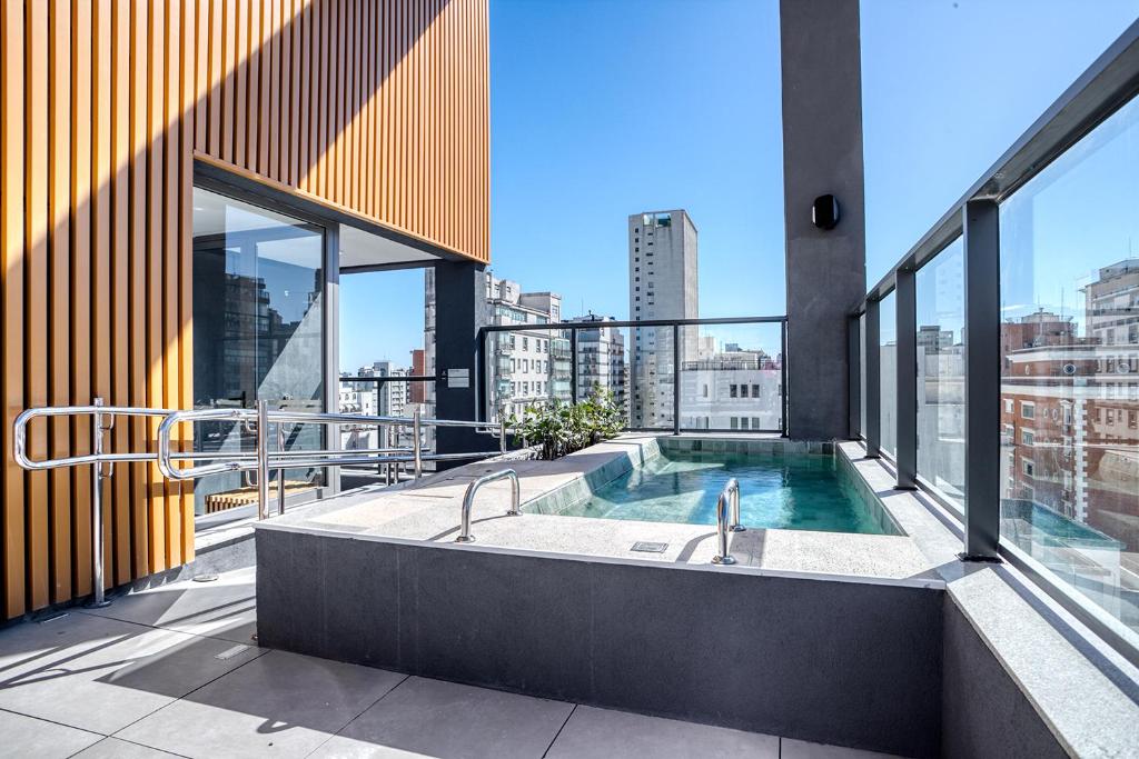a hot tub on the balcony of a building at Tabas - Pivô Match Jardins - Cravinhos in Sao Paulo
