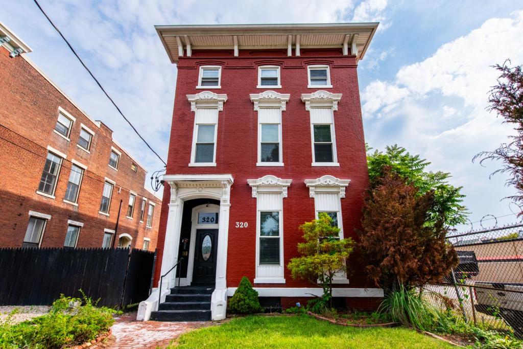 een rood bakstenen huis met witte rand bij Suite near downtown Louisville, KY - Suite V in Louisville