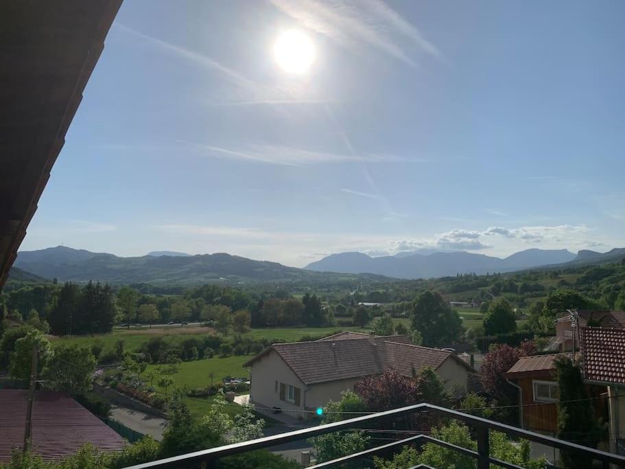- une vue sur les montagnes depuis le balcon d'une maison dans l'établissement Location T4 entre Lac & Montagne, à Montgardin
