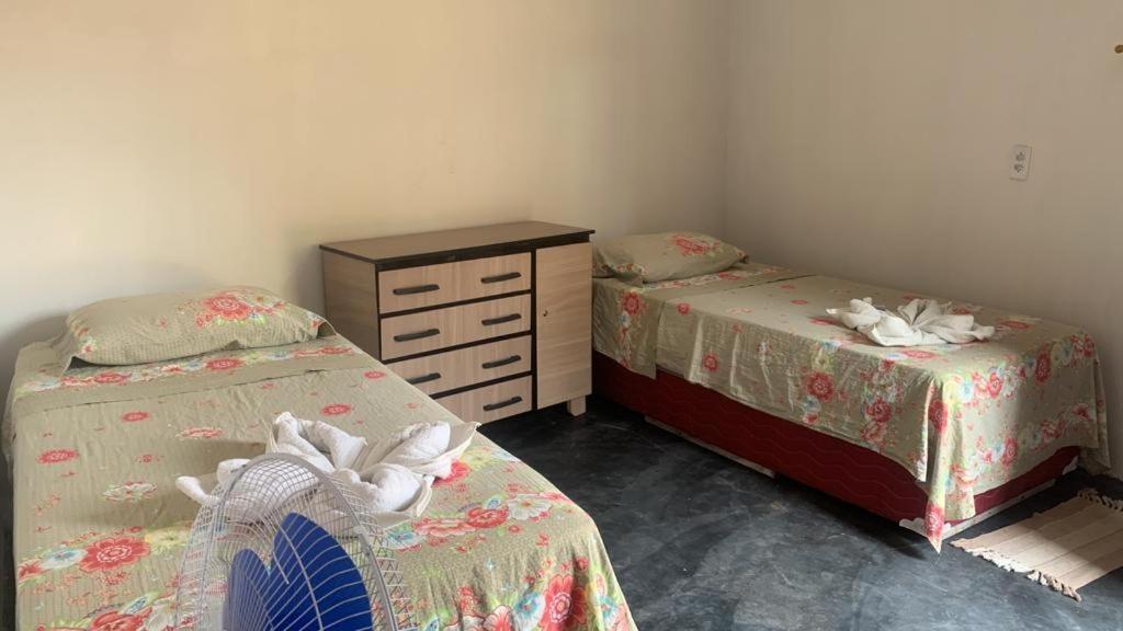 1 Schlafzimmer mit 2 Betten und einer Kommode in der Unterkunft Pousada Ventos Pécem in São Gonçalo do Amarante