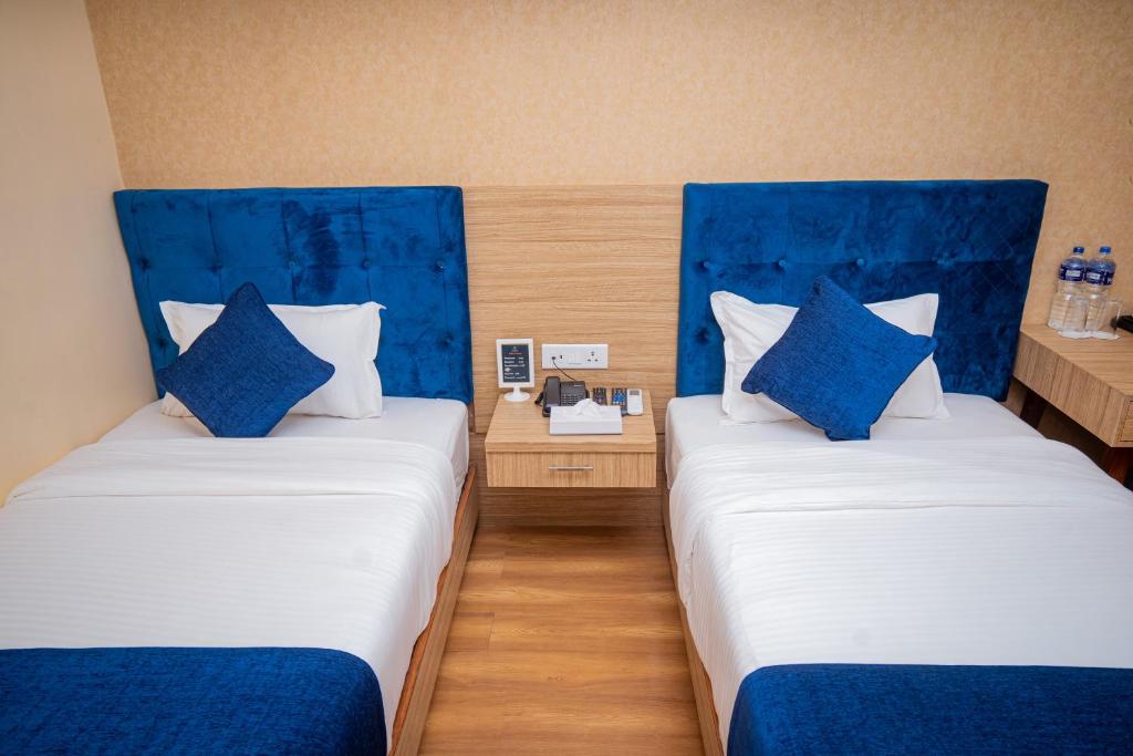 Rúm í herbergi á Majestic Lake Front Hotel & Suites