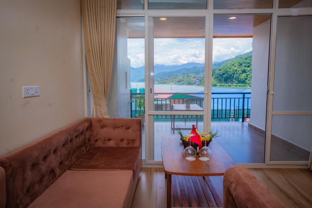 Majestic Lake Front Hotel & Suites - Suite