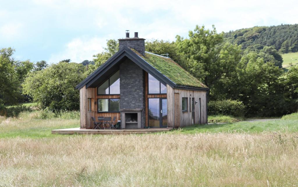 ColinsburghにあるEco-Lodge with sea view Charleton Estateの木の小さな木造家屋