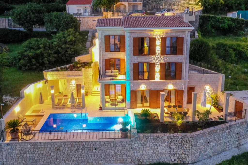 una vista aérea de una casa con piscina en Luxury Villa Flower en Budva