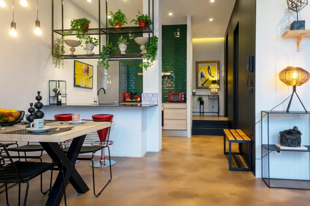 een eetkamer en een keuken met een tafel en stoelen bij Loft Center Burgos by Unique Rooms in Burgos