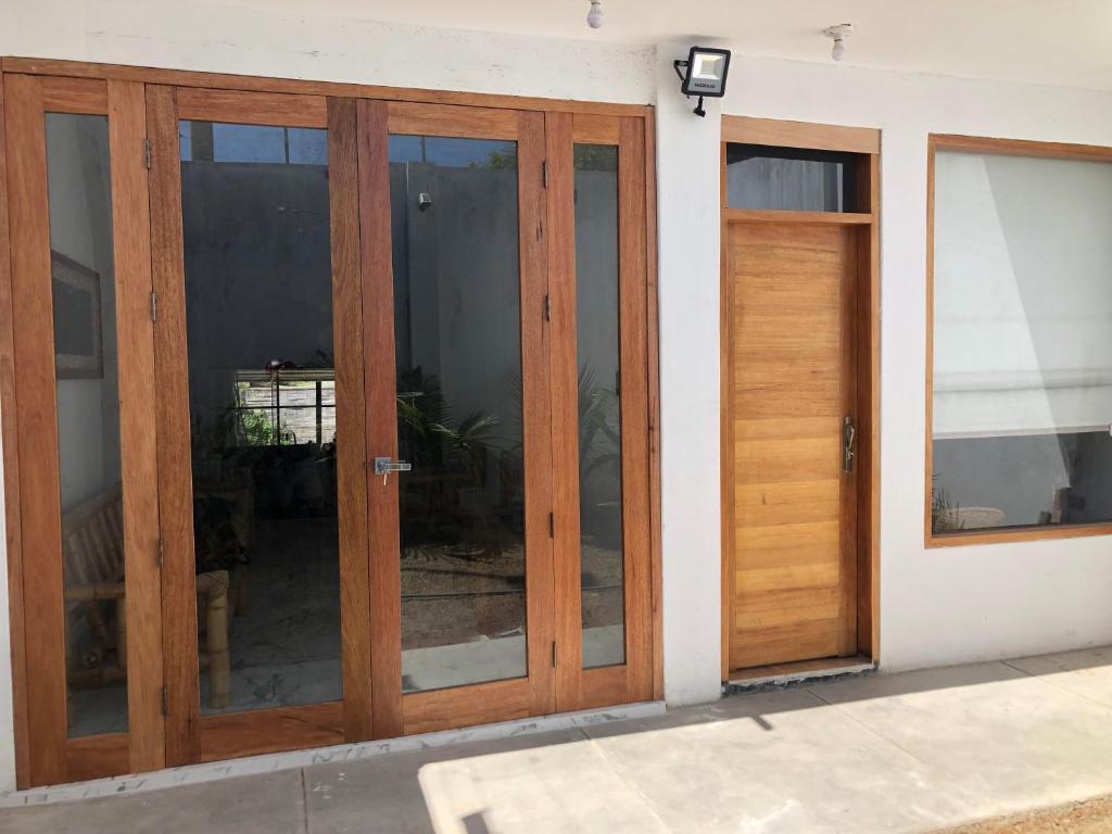 a pair of wooden doors on the side of a building at La Casa de Don Javier in Máncora