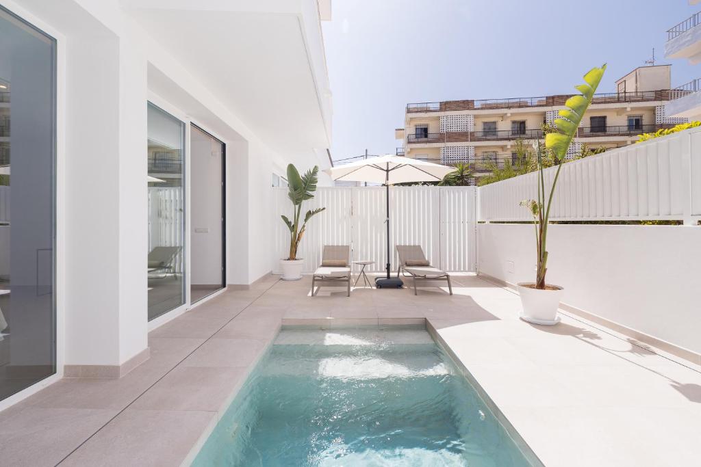 Basen w obiekcie Bossa Bay Suites with Private Pool - MC Apartments Ibiza lub w pobliżu