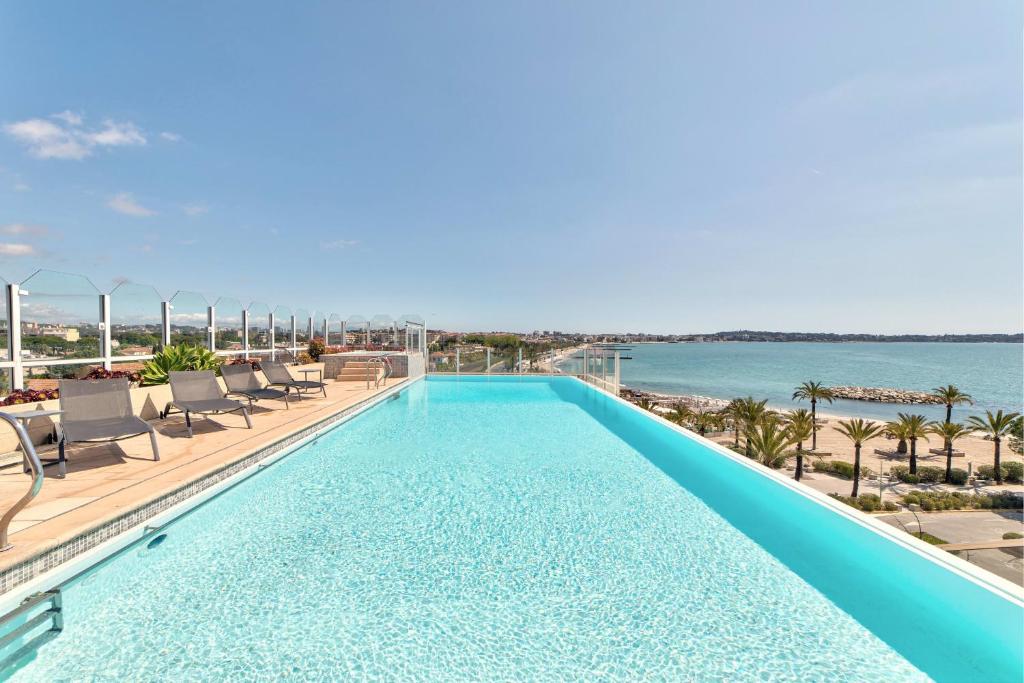 Der Swimmingpool an oder in der Nähe von Apartment Napoleon with terrace Golfe Juan