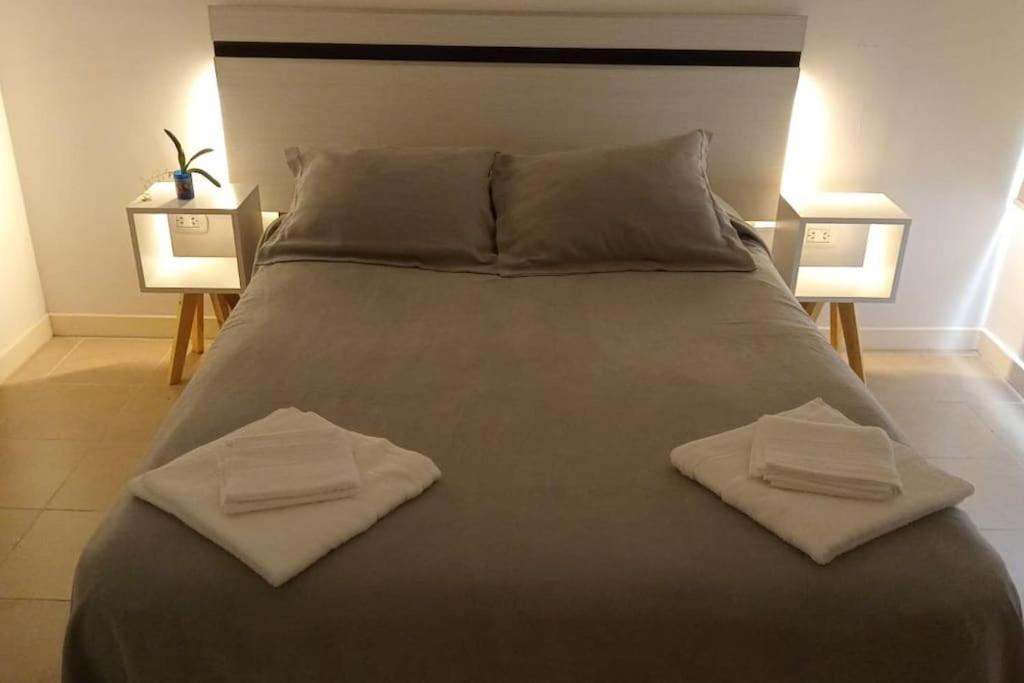 - un grand lit avec 2 serviettes dans l'établissement Mi hogar, es tu hogar., à San Martín