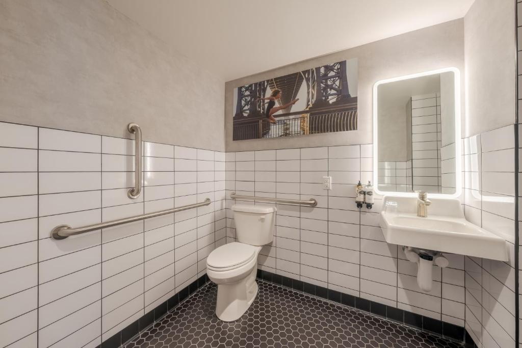 Pestana CR7 Times Square - Comfort Street View Room ADA