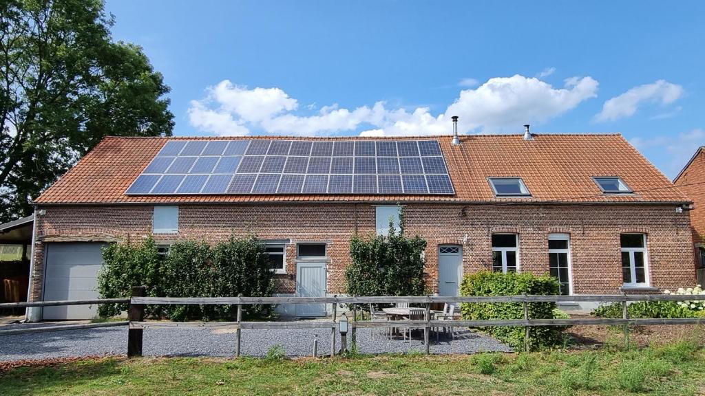 une maison avec des panneaux solaires sur le toit dans l'établissement Boshovense Velden, à Grobbendonk