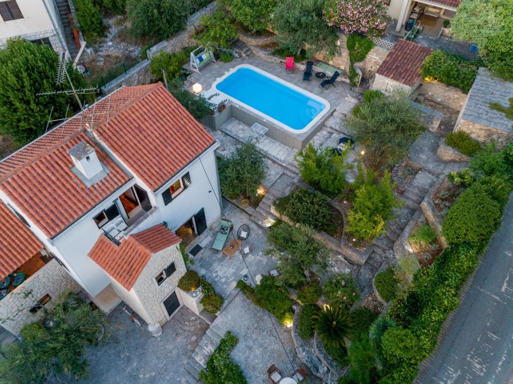 uma vista superior de uma casa com piscina em Villa Rošin with Garden&Pool em Milna