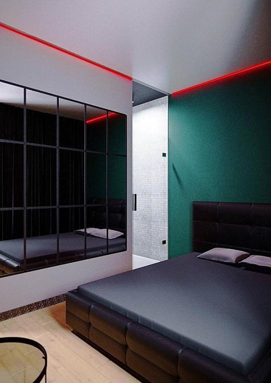 een kamer met een bed en een groene muur bij Relax Mini Hotel Jindřišská in Praag