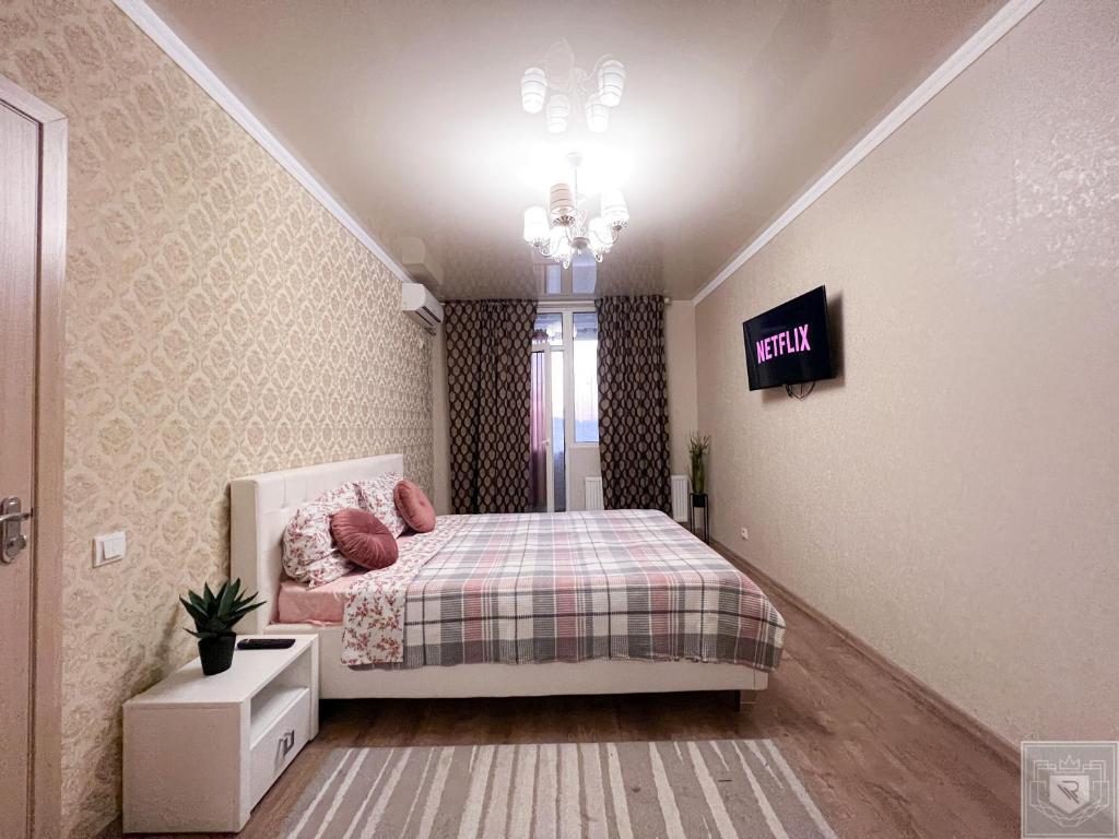 - une chambre avec un lit et un panneau de foi dans l'établissement RentHouse Apartments Comfort Flat, à Chişinău