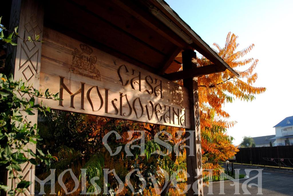 a building with graffiti on the side of it at Pensiunea CASA MOLDOVEANA in Piatra Neamţ