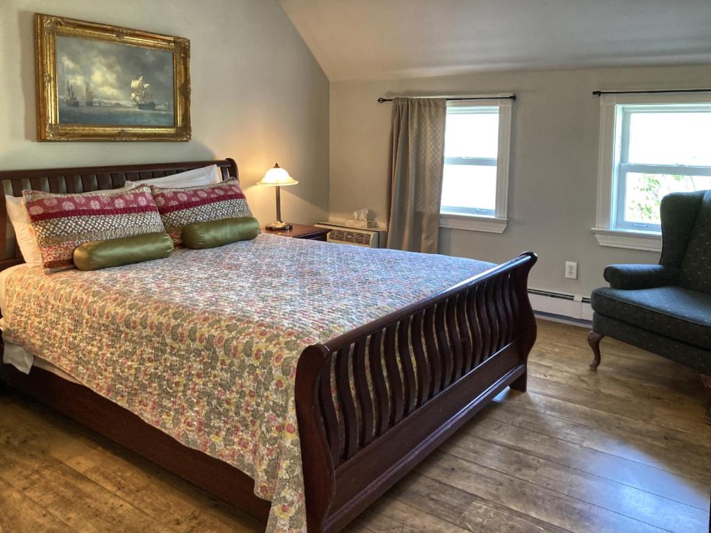 Lunenburg Arms Hotel - Standard Queen Room