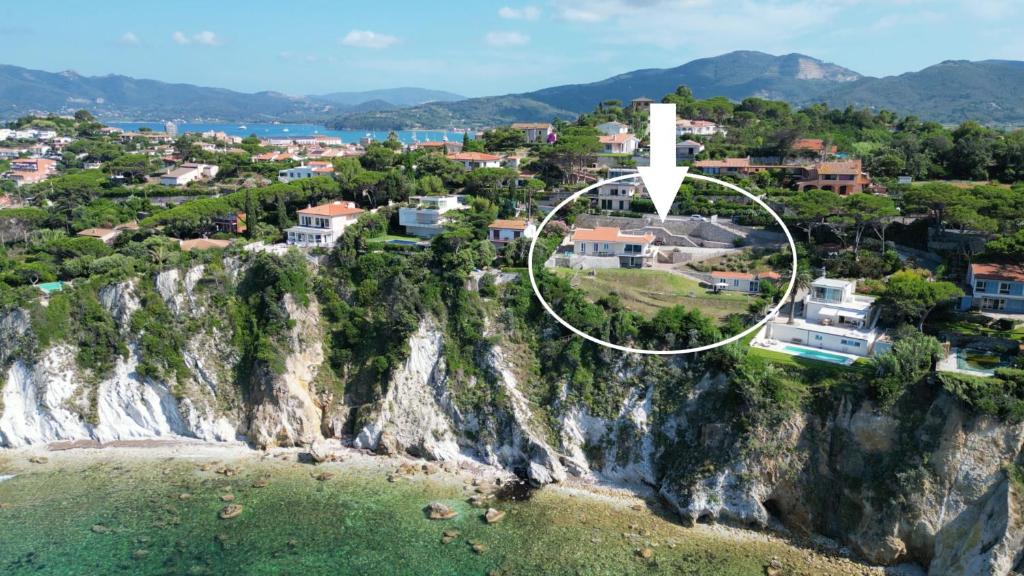 - une vue aérienne sur une maison sur une falaise dans l'établissement Villa Costa Bianca by ArgonautiVacanze, à Portoferraio
