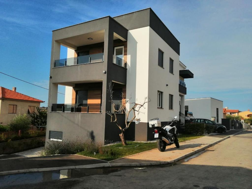 een gebouw met een motorfiets ervoor geparkeerd bij Apartman Sterpin in Pula