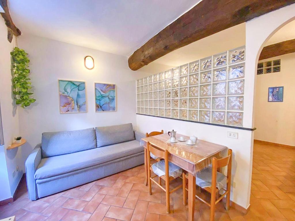 リオマッジョーレにあるCasedirio Apartment - Riomaggioreのリビングルーム(ソファ、テーブル付)