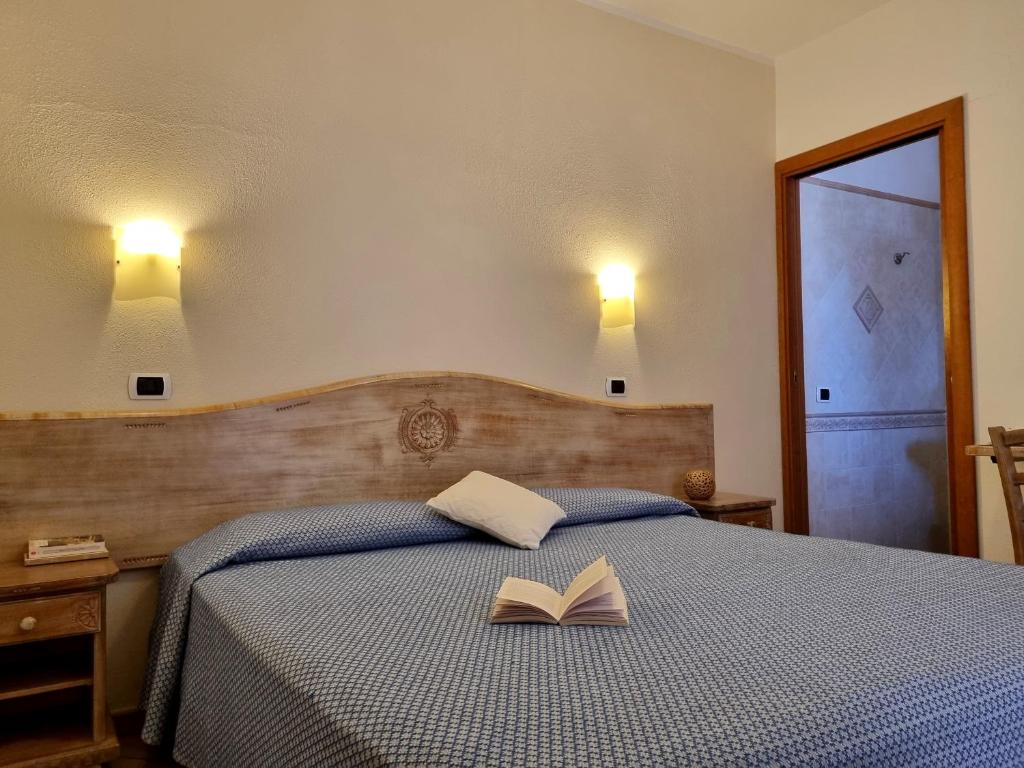 Łóżko lub łóżka w pokoju w obiekcie Hotel Delle Isole