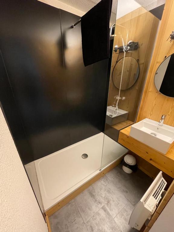a bathroom with a shower and a sink at APPARTEMENT PIED DES PISTES-ALPE D'HUEZ-LES BERGERS-1 Chambre-5 personnes in L'Alpe-d'Huez