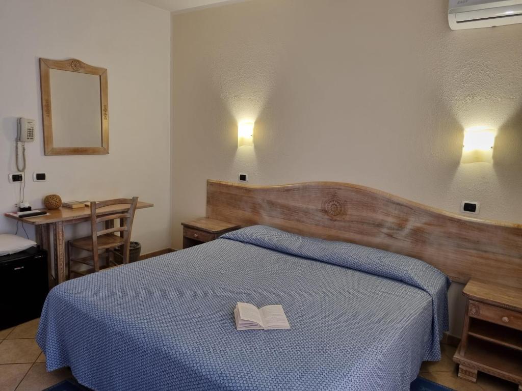 Łóżko lub łóżka w pokoju w obiekcie Hotel Delle Isole