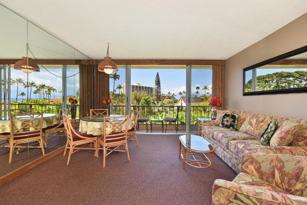 un soggiorno con divano e tavolo di Maui Kaanapali Villas #A317 a Lahaina
