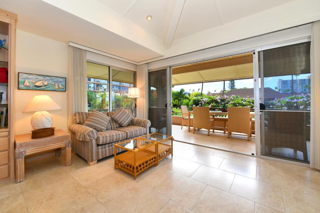 uma sala de estar com um sofá e uma mesa em Maui Kaanapali Villas #D271 em Lahaina