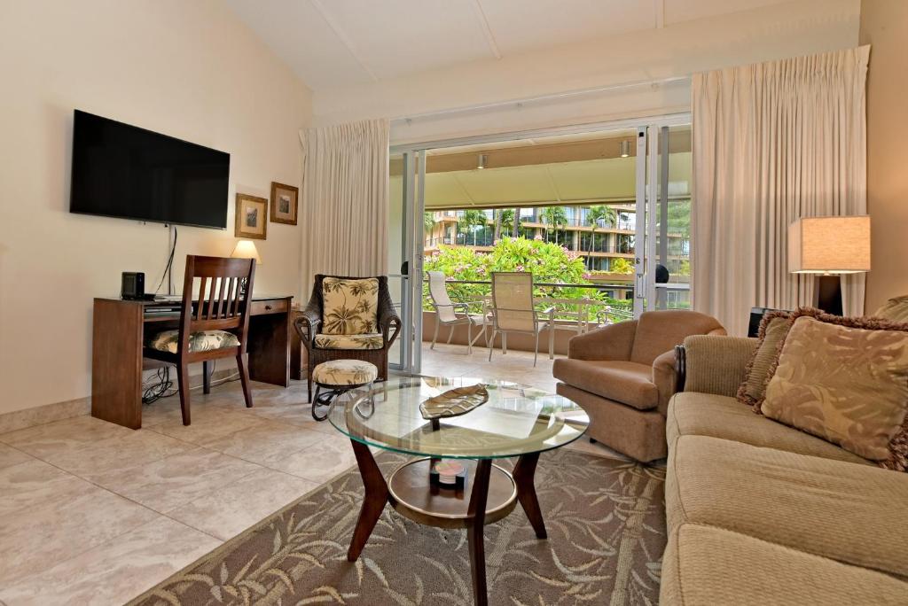 uma sala de estar com um sofá e uma mesa em Maui Kaanapali Villas #B233 em Lahaina