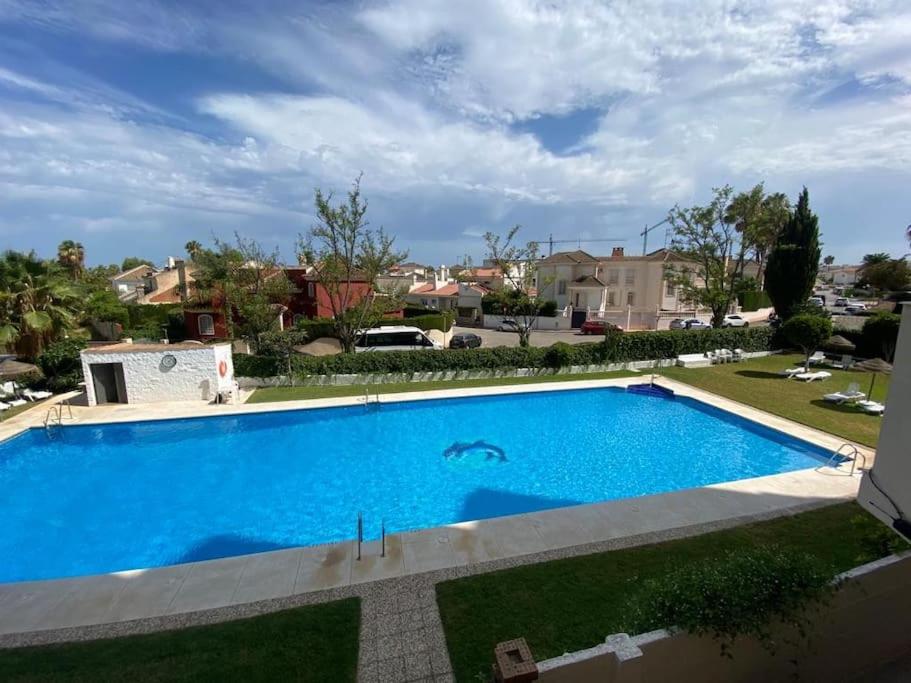 ein großer blauer Pool im Hof in der Unterkunft Vacaciones en la Costa del Sol in Torremolinos