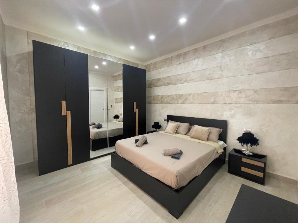 ein Schlafzimmer mit einem großen Bett und einem Spiegel in der Unterkunft casa gold in Neapel