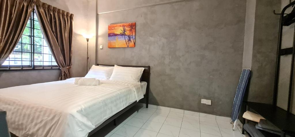 Postel nebo postele na pokoji v ubytování GFloor 1Room or 2Room Doorstep to Beach, Pool, FREE BBQ Set, Wifi, 50" Smart TV