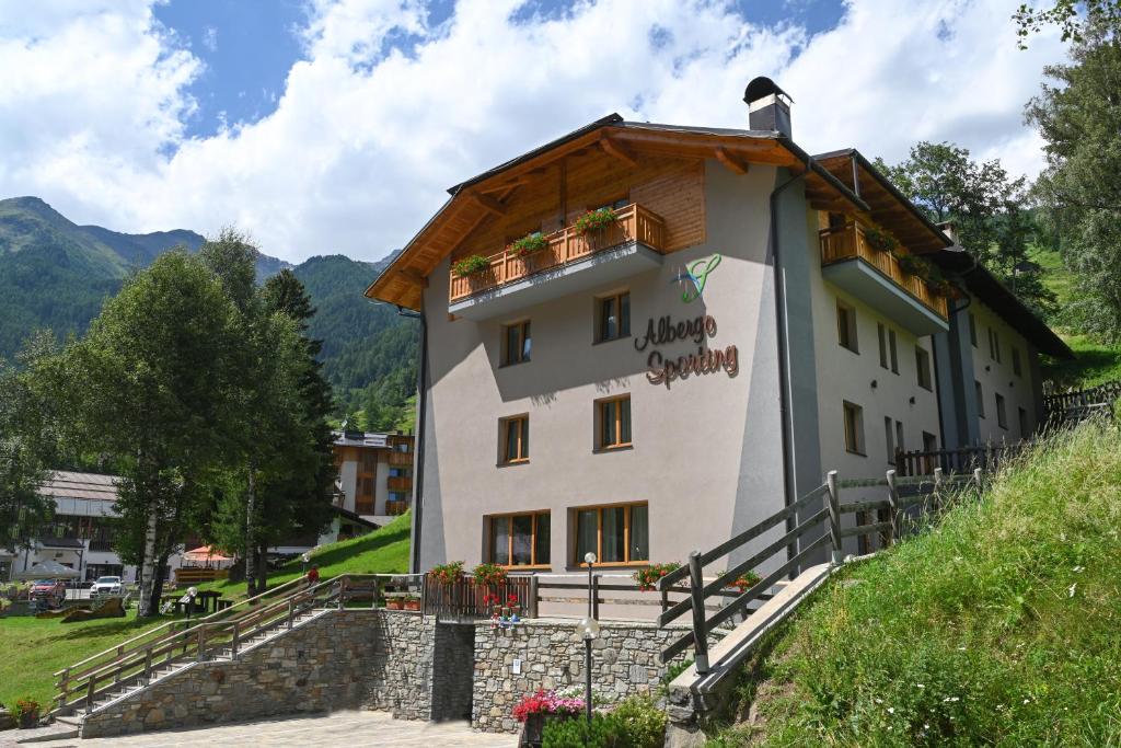 Nespecifikovaný výhled na hory nebo výhled na hory při pohledu z hotelu