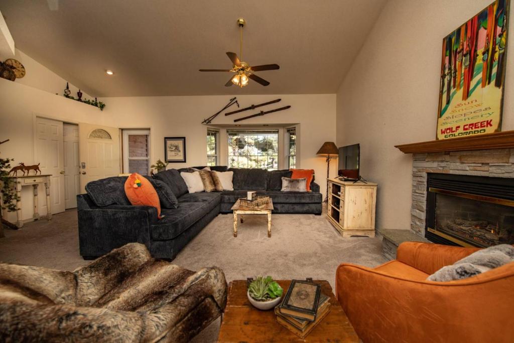 sala de estar con sofá y chimenea en 66 Lake Forest Cr, en Pagosa Springs