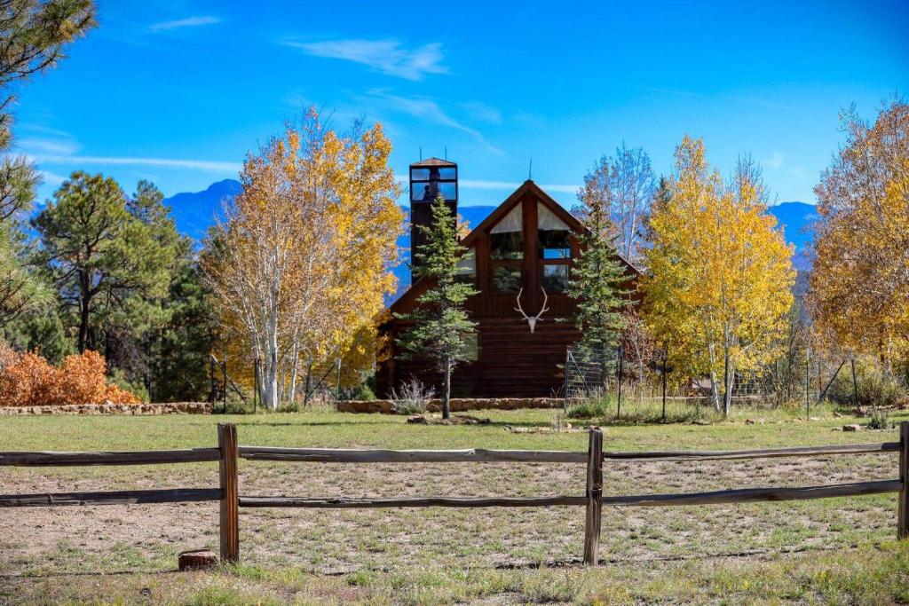 una cabina di legno in un campo con recinzione di 218 Buttress Ave a Pagosa Springs